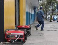 Imagen referencial de uso de generadores eléctricos.