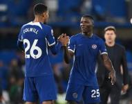Levi Colwill celebra con Moisés Caicedo una victoria del Chelsea