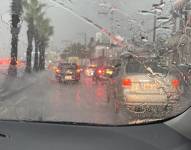 El tráfico avanza con lentitud en zonas del norte de Guayaquil debido a la lluvia.