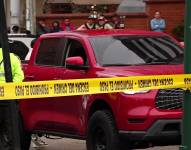 Imagen del carro que fue baleado por sicarios por ambos lados, en donde fueron asesinados dos hombres, la tarde del miércoles 6 de noviembre.