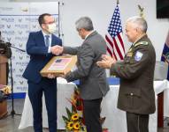 El Ministro Patricio Carrillo (centro), recibe una parte de la donación realizada por la Embajada de EE.UU.