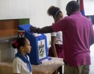 Un hombre ejerce su derecho al voto ayer durante la jornada de votaciones, en el marco del referendo sobre el nuevo código de familia, en La Habana (Cuba). EFE/Yander Zamora