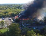 Las llamas consumieron gran parte de la estructura de la iglesia de Grand Blanc.