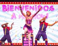 Imagen de Luli Pampin dando la bienvenida en su show.