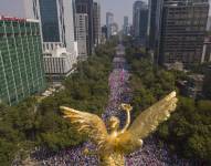 Fotografía tomada desde un drone donde se observa a miles de personas marchando este domingo por la reconocida avenida Paseo de la Reforma, hoy, en la Ciudad de México (México). EFE/ Isaac Esquivel