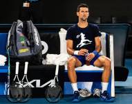 El tenista serbio Novak Djokovic descansa durante un entrenamiento para participar en el Abierto de Australia
