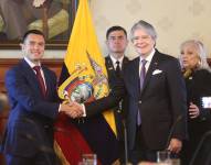 Daniel Noboa saluda a Guillermo Lasso durante una reunión en el Palacio de Carondelet el 17 de octubre.
