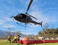 Con helicóptero se combate incendio forestal, en sector Chaucha.