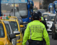 Agente de tránsito realizando controles.