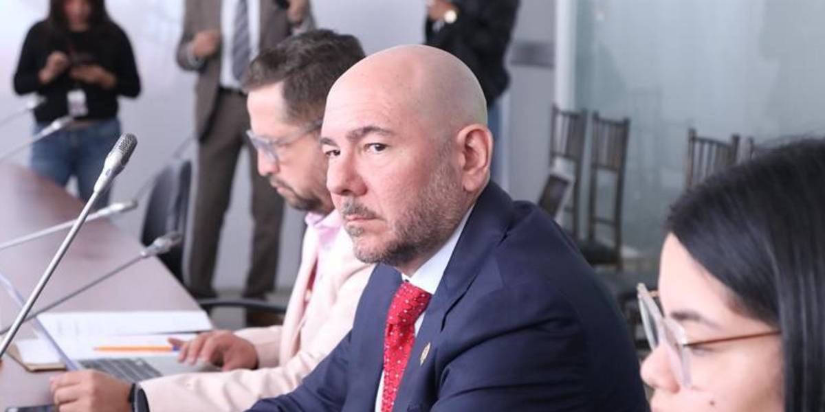 Loffredo comparece, en sesión reservada, sobre la compra de chalecos y cascos para las FF.AA.