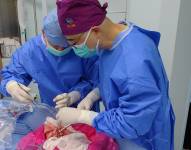 Disección de los tejidos circundantes de la tráquea.