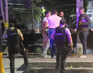 Según explicó la policía, las víctimas estaban sentadas en una banca cuando fueron interceptadas por sicarios, quienes se movilizaban en motos.