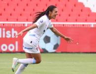 La delantera de Guerras Albas, Cecil Aldana, celebra uno de los tantos marcados a Barcelona SC