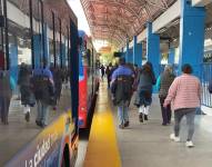 Usuarios del transporte público en el sur de Quito.