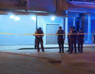 Imagen de policías en el Guasmo, tras un asesinato.