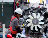 Imagen de personas trabajando en una planta automotriz.