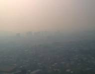 Foto de una espesa neblina en el centro y norte de Guayaquil. Imagen tomada por una cámara del ECU 911 en el Cerro del Carmen.