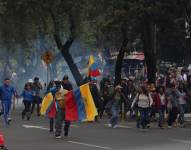 Movimientos Sociales e indígenas en la marcha denominada por la vida, la resistencia en el sector de la Villa flora, en el marco del paro nacional convocado por la Conaie.