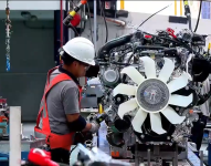 Imagen de personas trabajando en la planta automotriz de General Motors OBB en Ecuador.