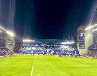 El estadio George Capwell, bandera en una de las generales