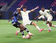 Jugadores de ambos clubes disputando el balón.