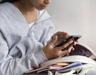 Imagen referencial del uso de celular en clases.