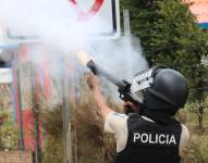Tabacundo, martes 23 de septiembre del 2025 Varios cierres de manifestantes que apoyan al paro convocado por la Conaie, manteniendo la vía cerrada y la fuerza pública intenta el desalojo en varios tramos de la Y de Tabacundo, hasta el Cajas, donde también hubo detenidos.