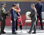 La banda presidencial le fue impuesta a Petro por parte del presidente del Congreso colombiano, Roy Barreras,y la senadora, María José Pizarro.