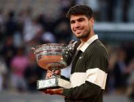 Carlos Alcaraz posa con la Copa de los Mosqueteros, tras imponerse en la final de Roland Garros al italiano Jannik Sinner.