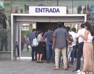 Imagen de personas entrando a la matrzi del SRI en Quito.Guayaquil.