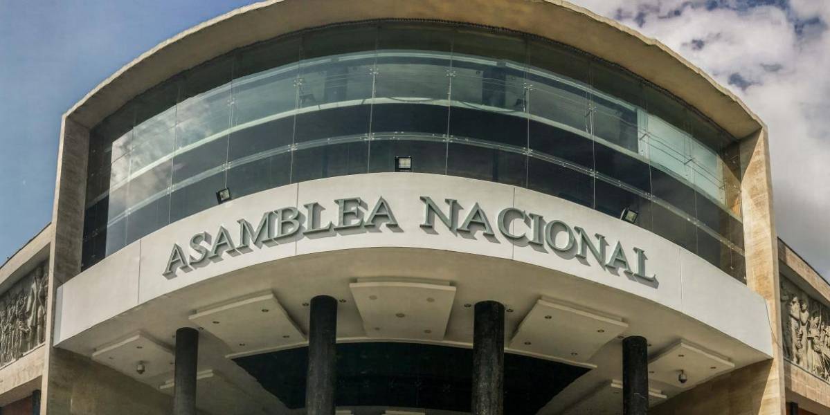 La bancada de la Revolución Ciudadana confirma la salida de los asambleístas Milton Aguas y Xavier Jurado