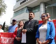 Los dirigentes de la Unidad Popular en las afueras de la Corte Constitucional.