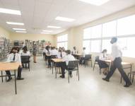 Estudiantes dentro de un aula de clases de una unidad deducativa de Guayaquil.