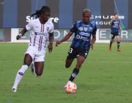 Jugadores de ambos clubes disputando el balón.