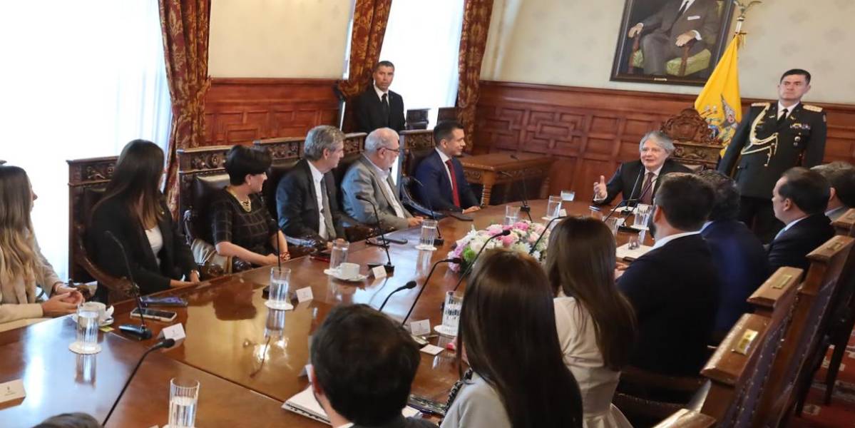 Daniel Noboa llega a Carondelet junto al exvicepresidente Alberto Dahik