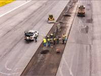 Los obreros trabajando en la pista del aeropuerto imternacional de Quito.