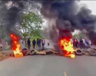 Foto de la quema de llantas en la vía Babahoyo-Montalvo, el 23 de septiembre del 2025.