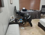 Foto del allanamiento de una casa, en el marco de un megaoperativo contra la mafia albanesa en Ecuador.