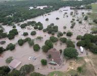 Fotografía cedida por la Guardia Costera de los Estados Unidos que muestra una inundación este sábado, en el área de Kerrville, Texas.