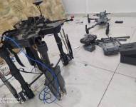 En el inmueble encontraron explosivos, municiones, armas y tres drones. Policía Nacional