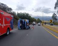 Un bus de pasajeros volcado en Pifo.