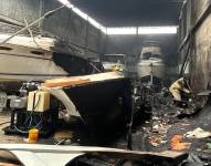 Cincuenta bomberos se trasladaron en once vehículos hasta un taller de reparación de embarcaciones del Cristo del Consuelo.