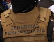 Imagen de un chaleco de un guía penitenciario de Ecuador.