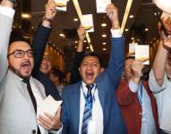 Bancada del correísmo festeja el triunfo del NO en la consulta popular 2025.