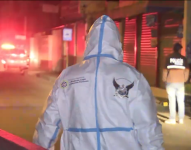 Imagen de archivo. Foto de un empleaod del Servicio Nacional de Medicina Legal tras un crimen en Durán.