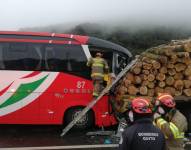 El accidente fue entre un bus y un vehículo de carga pesada que transportaba madera.