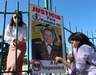 El plantón en los exteriores del Ministerio de Defensa, de familiares, amigos de la Subteniente Pamela Ati.