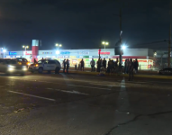 Imagen de acumulación de gente que está viendo a un hombre fallecido por un intento de robo.