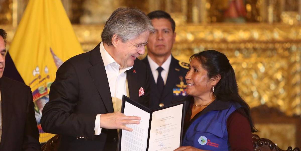 Guillermo Lasso firma reglamento de economía circular que favorece a recicladores