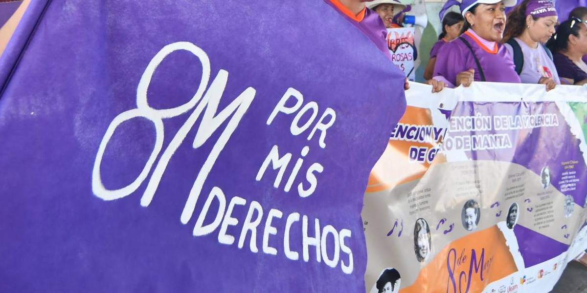 Incidentes se registraron entre policías y manifestantes durante la marcha del 8M en Cuenca